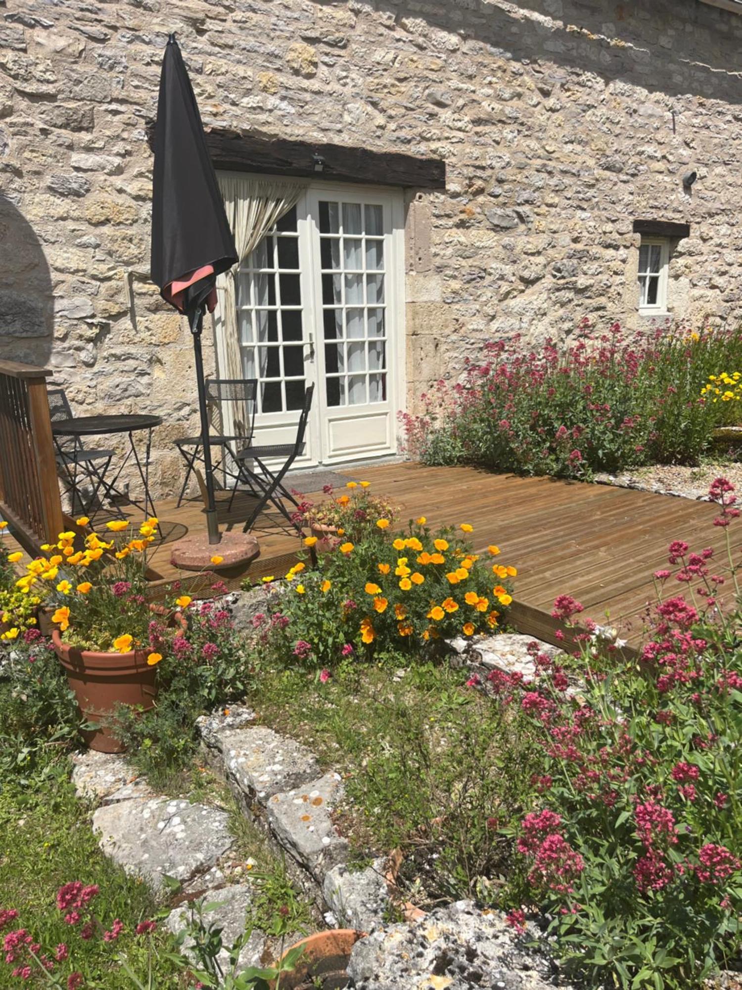 Les Gîtes Pérard Caylus Extérieur photo